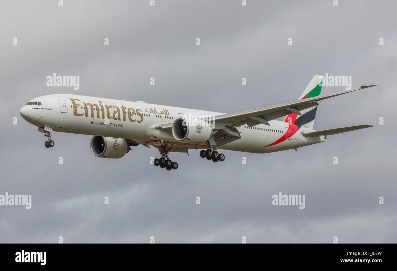 Boeing 777 Emirates Airlines à l'atterrissage à l'aéroport de Newcastle Banque D'Images