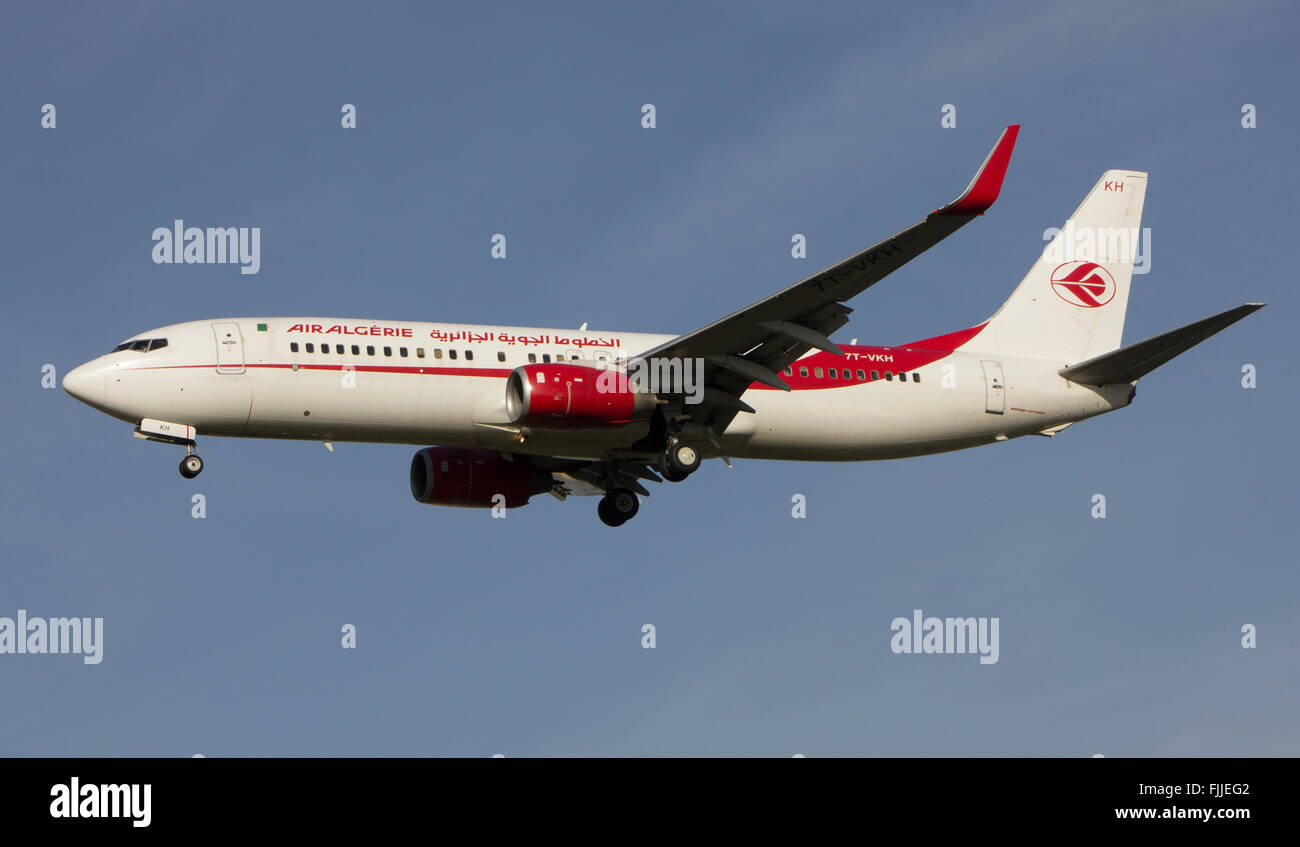 Boeing 737 de la compagnie Air Algerie l'atterrissage à l'aéroport de Londres Heathrow LHR Banque D'Images
