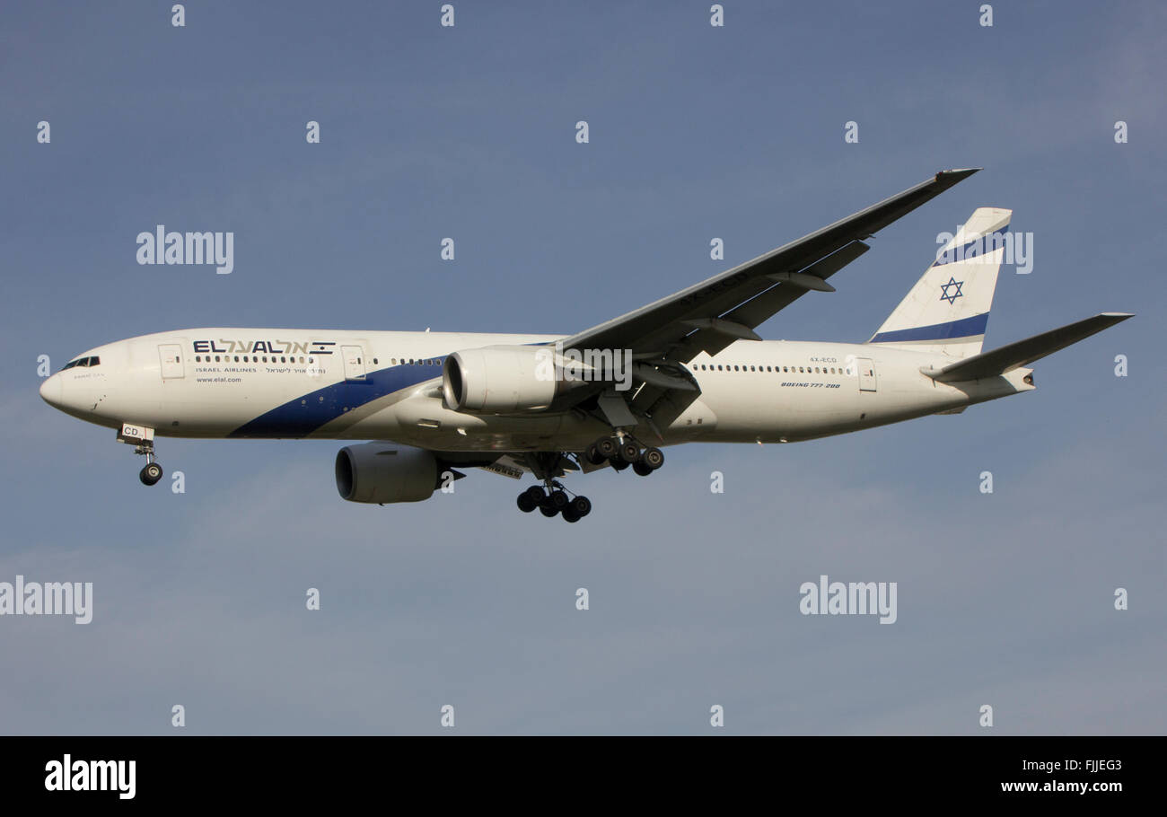 Boeing 777 d'EL AL Airlines PACK ELAL israélien l'atterrissage à l'aéroport de Londres Heathrow LHR Banque D'Images
