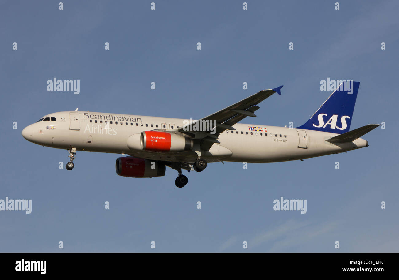 Airbus A320 SAS Scandinavian Airline System à l'atterrissage à l'aéroport de Londres Heathrow LHR Banque D'Images