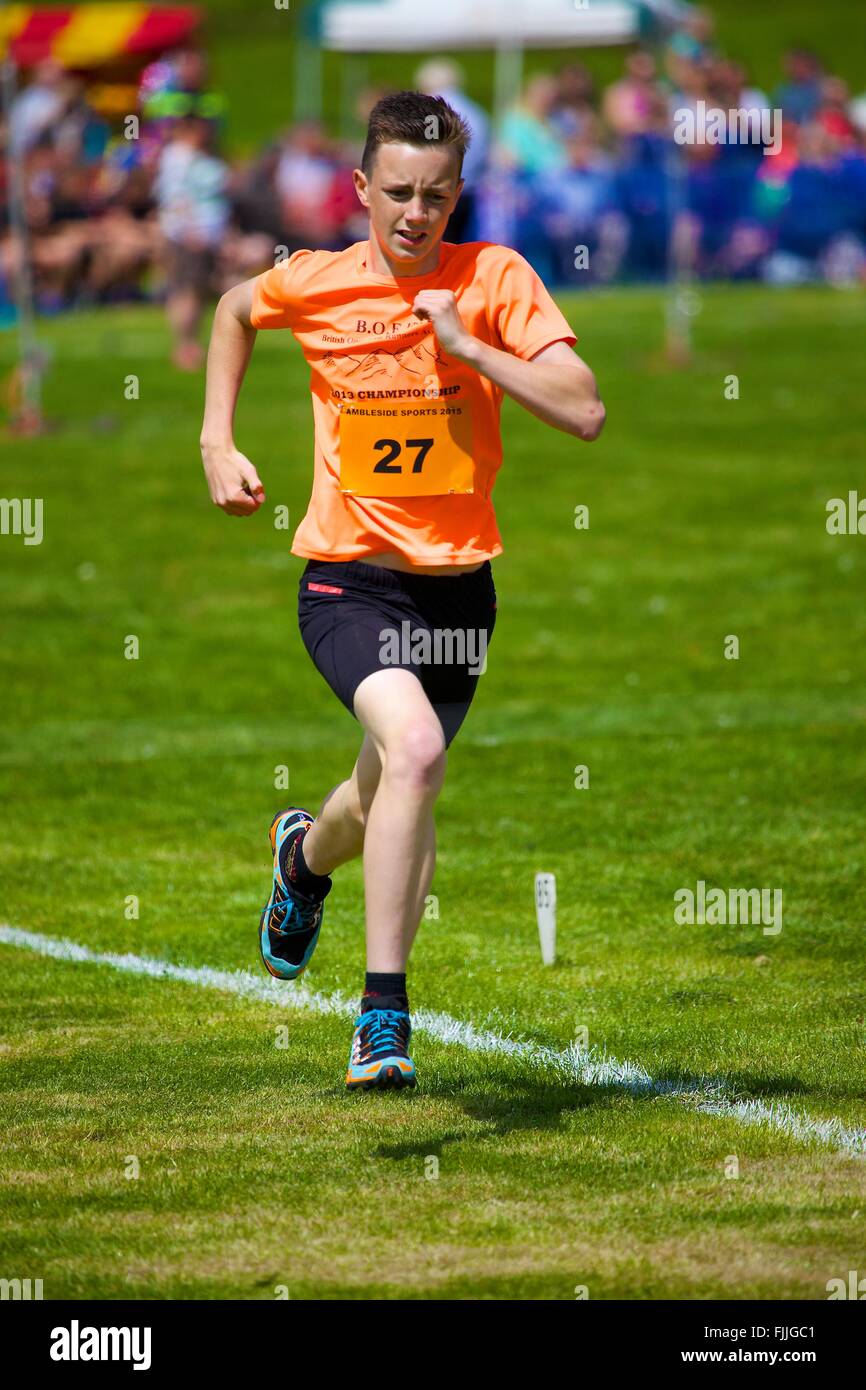 Jeune homme exécutant une course. Sports d'Ambleside, Rydal, Parc National de Lake District, Cumbria, Angleterre, Royaume-Uni, Europe. Banque D'Images