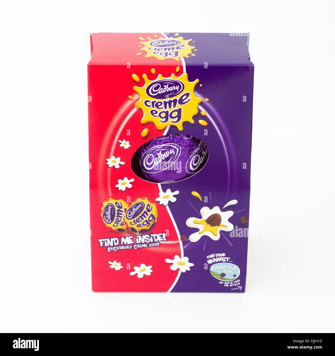 Cadbury's Creme Oeuf de Pâques en chocolat sur fond blanc Banque D'Images
