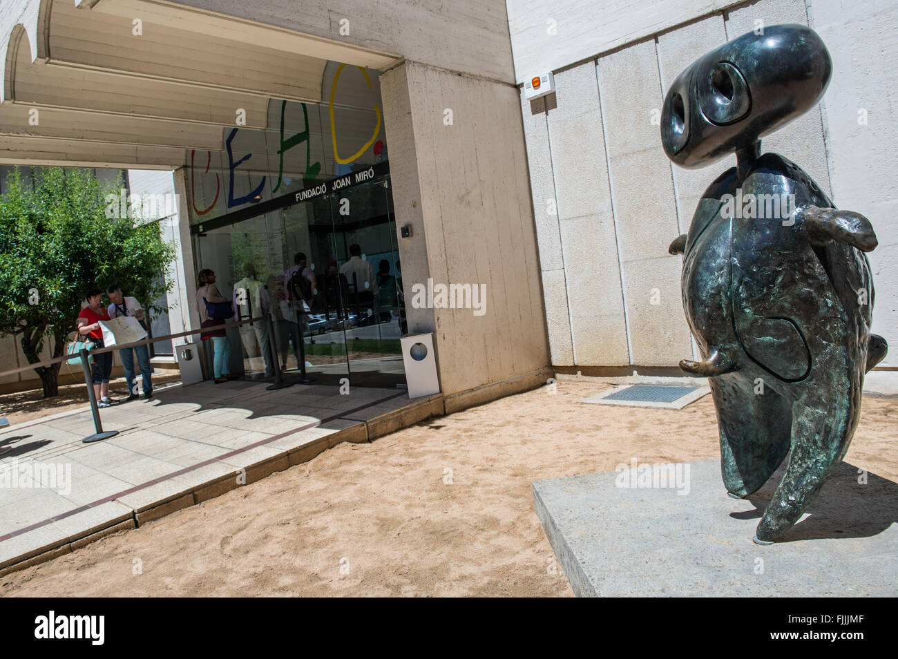 Personatge statue devant Joan Miro Fondation Musée d'art moderne dans le quartier Montjuic, Barcelone, Espagne Banque D'Images