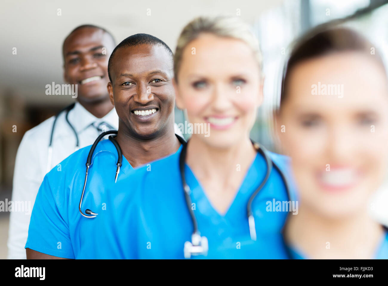 Groupe des travailleurs de la santé moderne multiraciale dans une rangée Banque D'Images