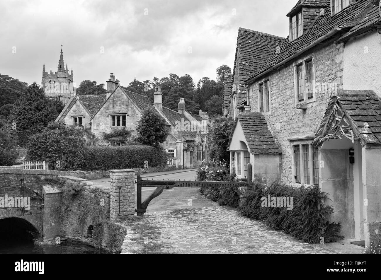 Le Village de Castle Combe en monochrome, Wiltshire, England, UK Banque D'Images