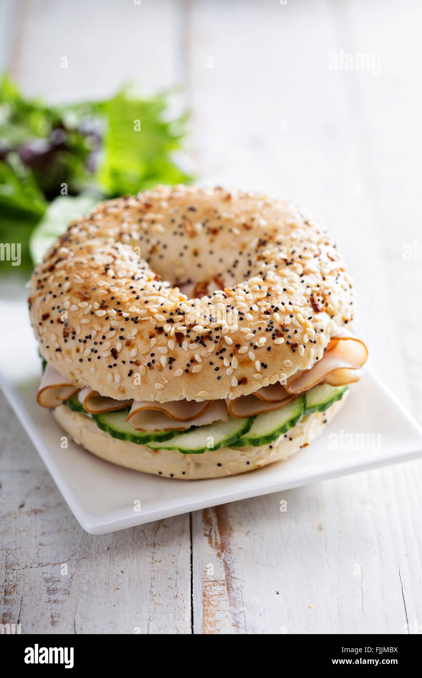 Tout ce que des bagels au fromage à la crème et concombre Banque D'Images