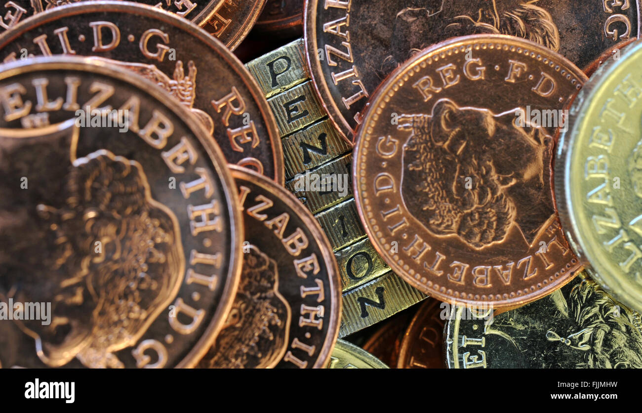 Une LIVRE COIN EDGE ORTHOGRAPHE LETTRES 'PENSION' AVEC D'AUTRES PENSIONS DE RETRAITE RE PIÈCES PAO Fonds d'épargne-salaire EMPLOI POT SECTEUR UK Banque D'Images