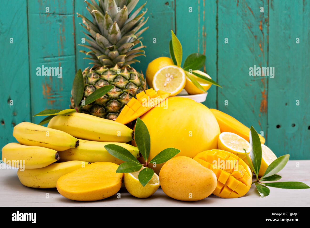 Variété de fruits tropicaux sur fond lumineux Banque D'Images