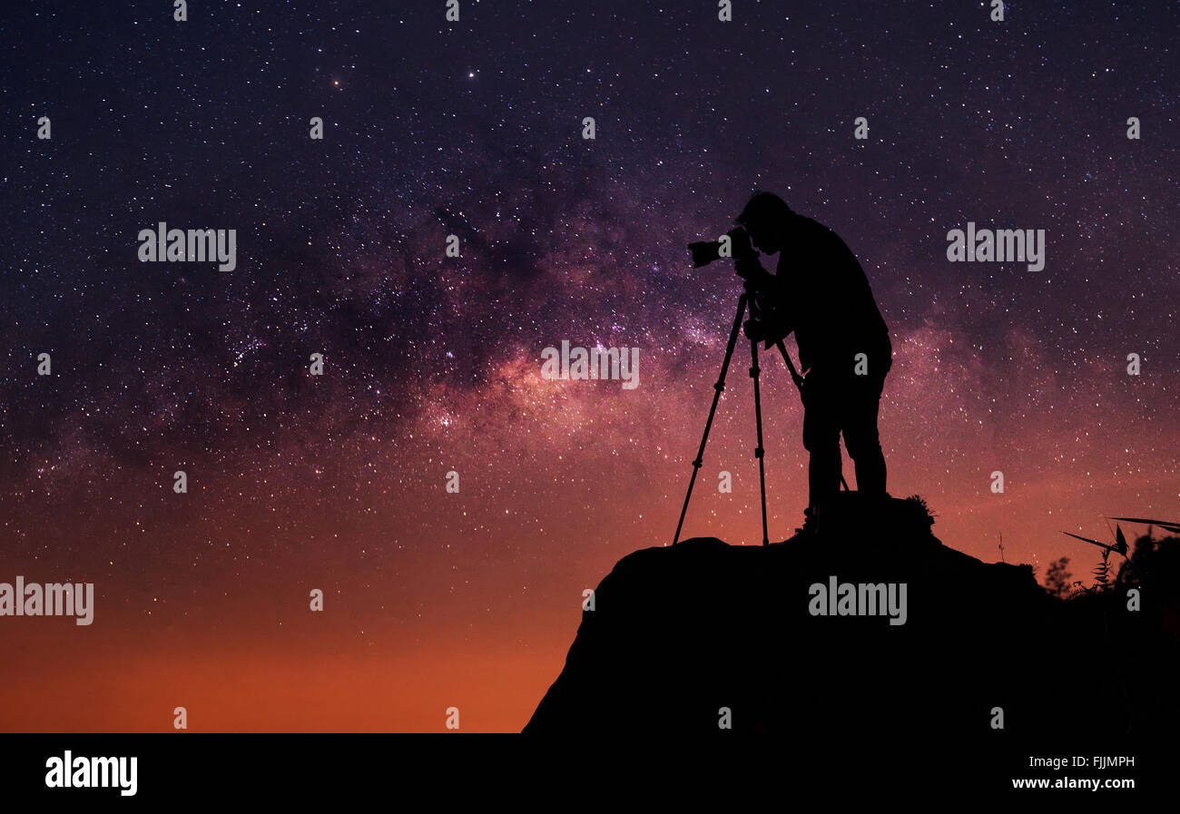 Star-catcher. Une personne est debout à côté de la Voie Lactée pointant sur une étoile Banque D'Images