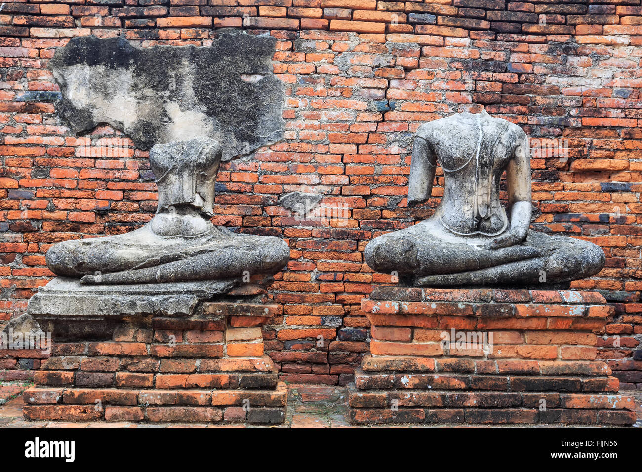 Ancienne statue de bouddha cassée sans tête à Ayutthaya en Thaïlande Banque D'Images