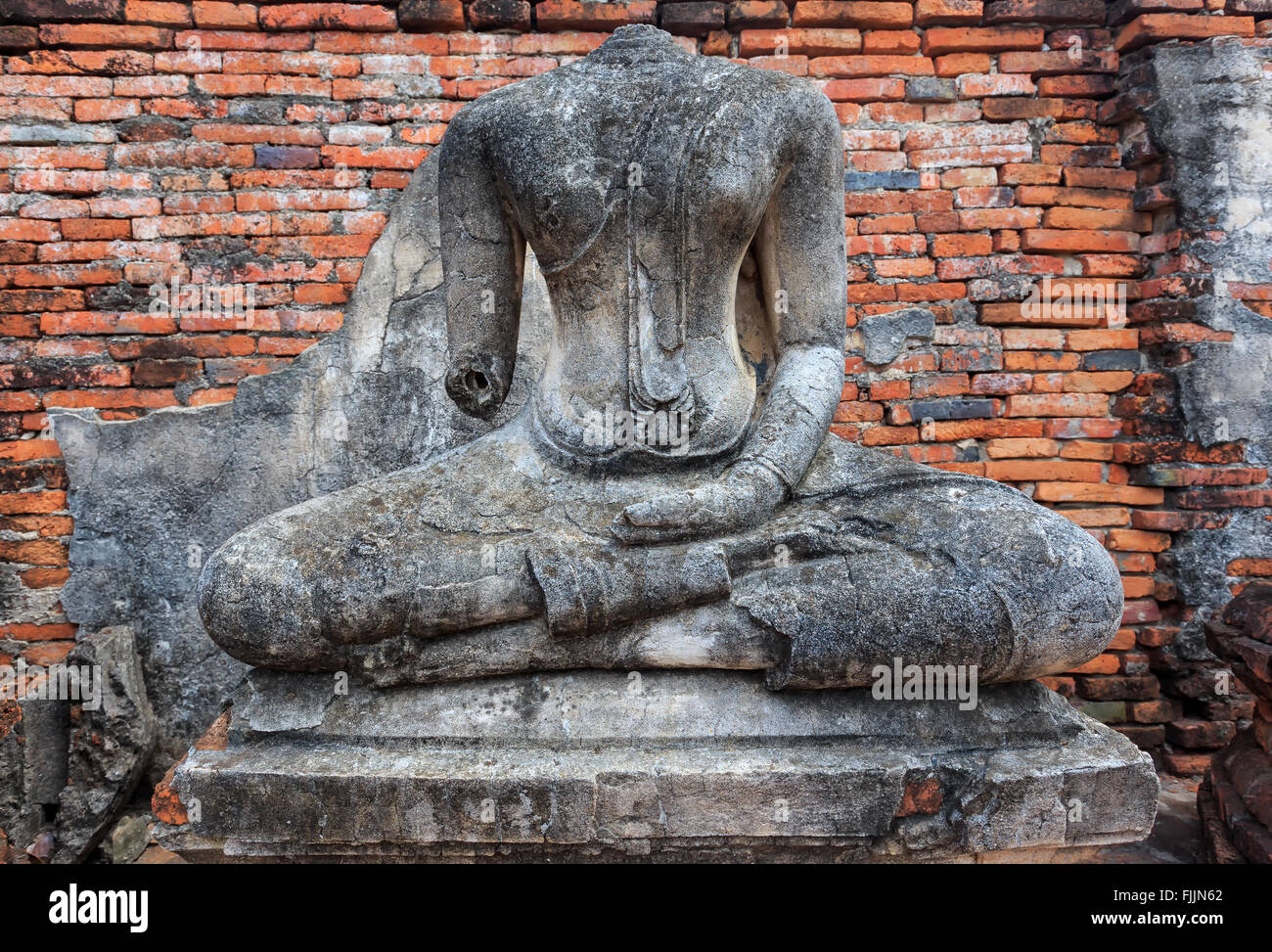 Ancienne statue de bouddha cassée sans tête à Ayutthaya en Thaïlande Banque D'Images