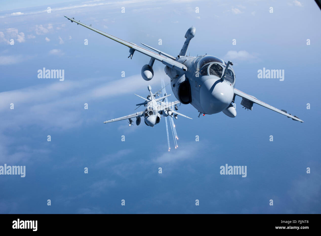 Un Corps des Marines américains EA-6B Prowler de torches les incendies d'aéronefs d'attaque électronique comme ils volent en formation au cours de l'exploitation le 1 mars 2016 près de Cherry Point, Caroline du Nord. Banque D'Images