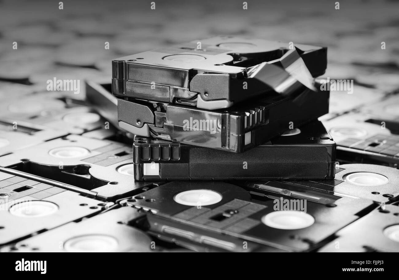 Noir et blanc couleur de vieux abandonnés inutile mini DV (enregistrement vidéo cassette) Banque D'Images