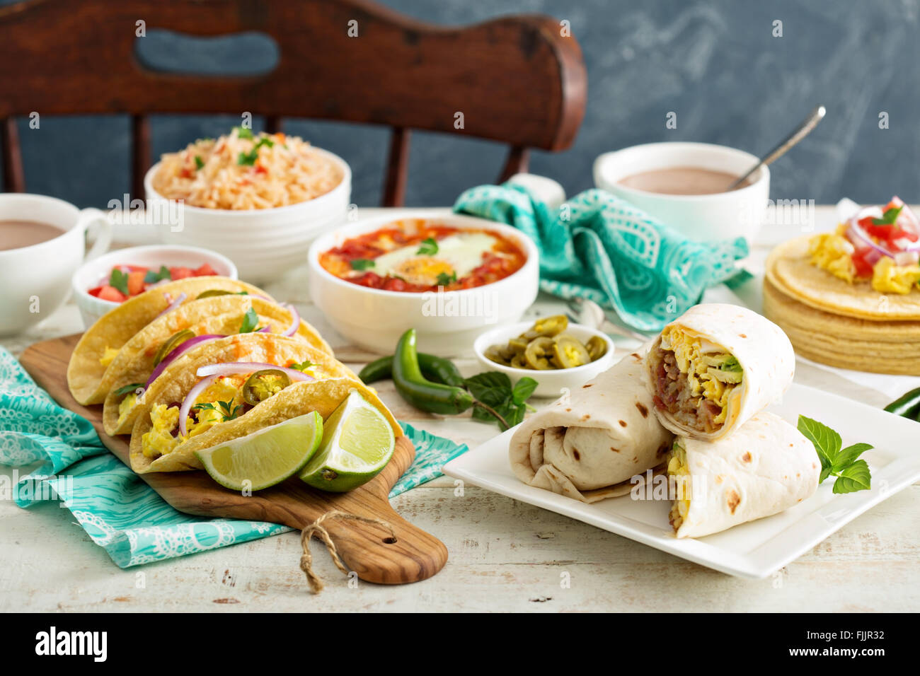 Variété de plats de la cuisine mexicaine sur une table Banque D'Images