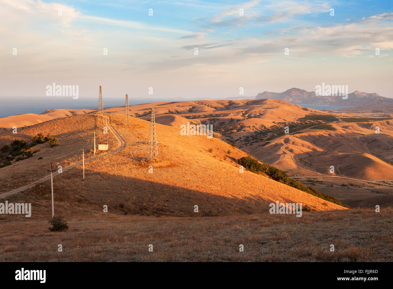 Très belle vue sur la vallée de montagne avec ciel nuageux ciel bleu au coucher du soleil en été. Nature Paysage Banque D'Images