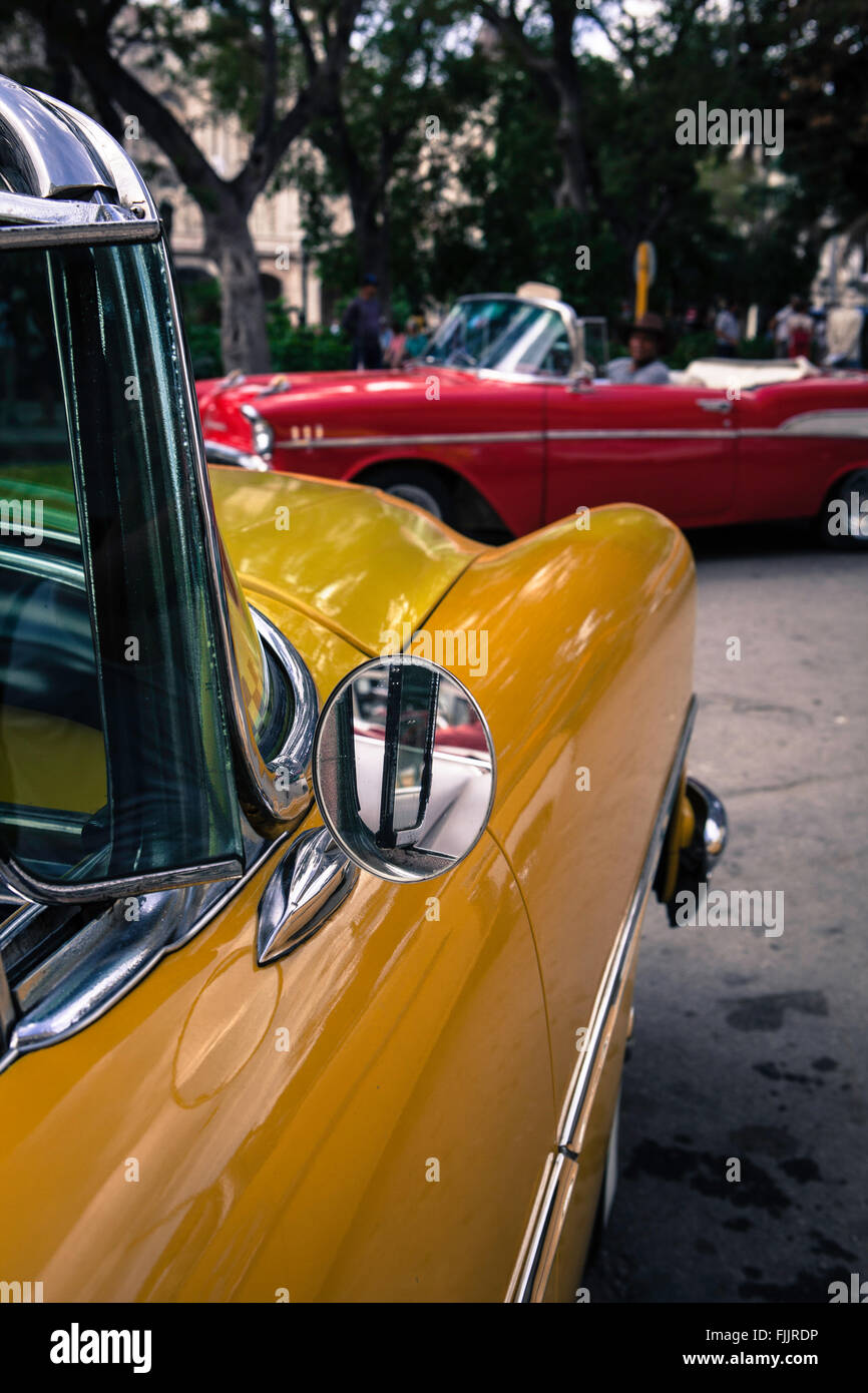 La Havane, Cuba. Vintage voitures garées dans Habana Vieja, le quartier historique, aujourd'hui, servent de taxis touristiques (almendrones). Banque D'Images