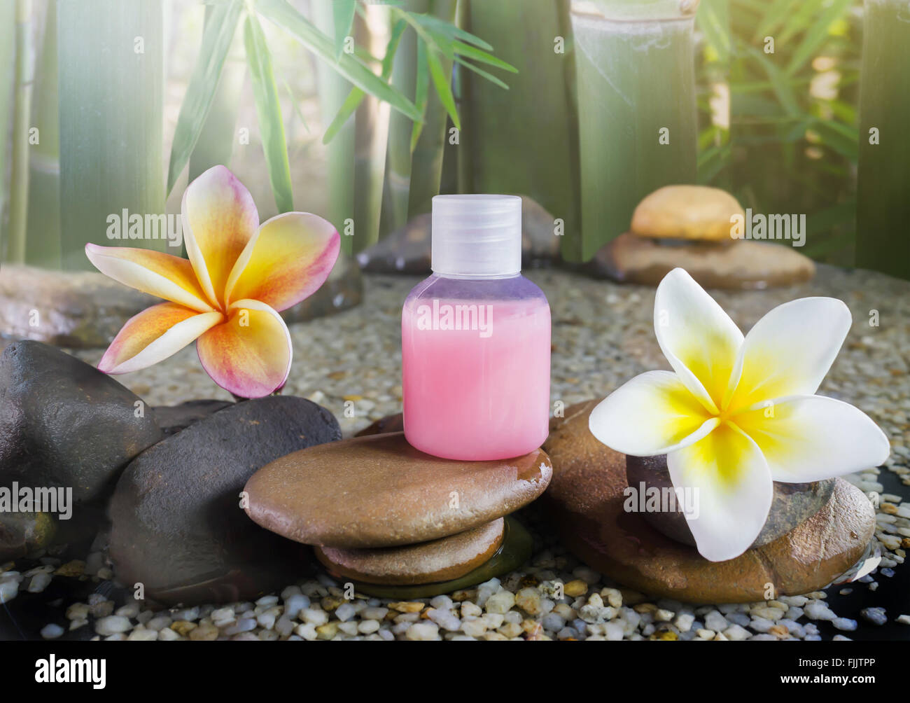 Bain moussant et gel douche liquide avec des fleurs sur bambou vert arbre et sentiment de détente nature background Banque D'Images