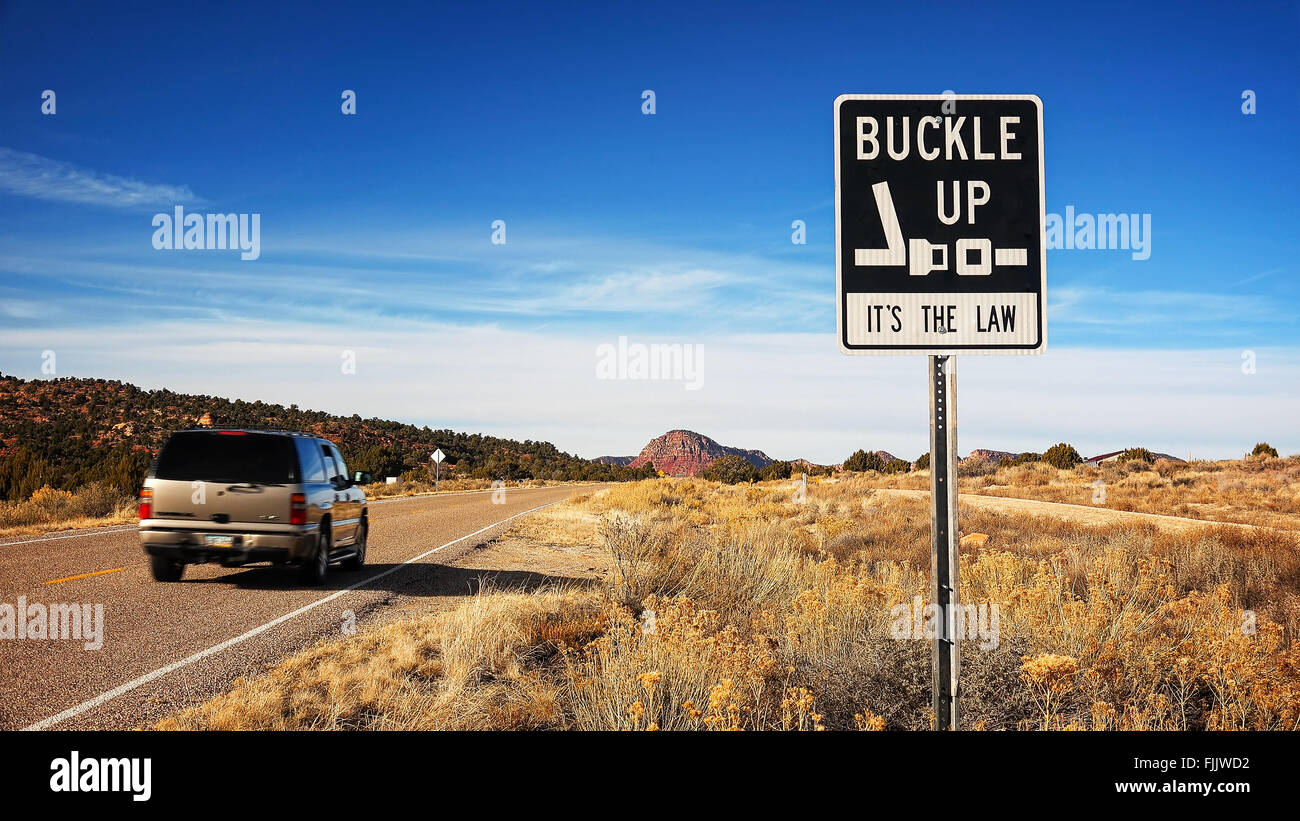 Automobile passe une ceinture de sécurité c'est la Loi de l'autoroute de l'Arizona le long d'un signe Banque D'Images