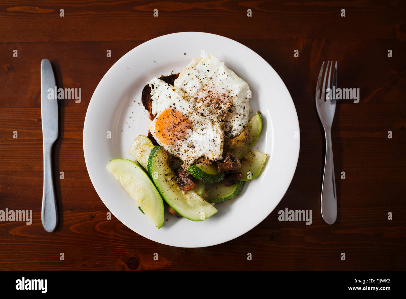 Petit déjeuner sain, œufs et courgette Banque D'Images