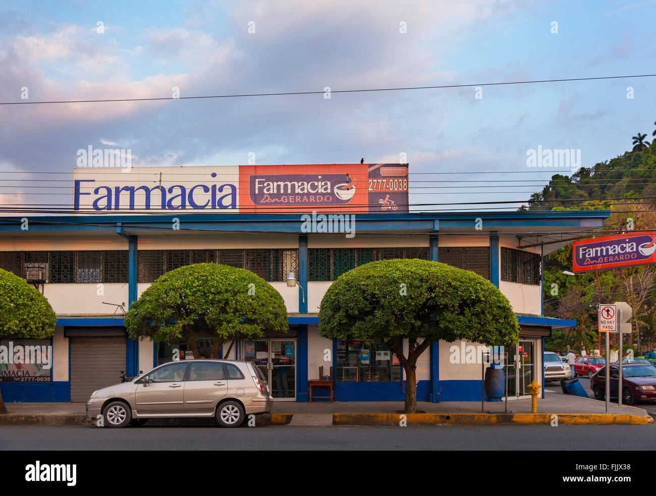Une pharmacie dans le centre-ville de Quepos, province de Puntarenas, Costa Rica. Banque D'Images