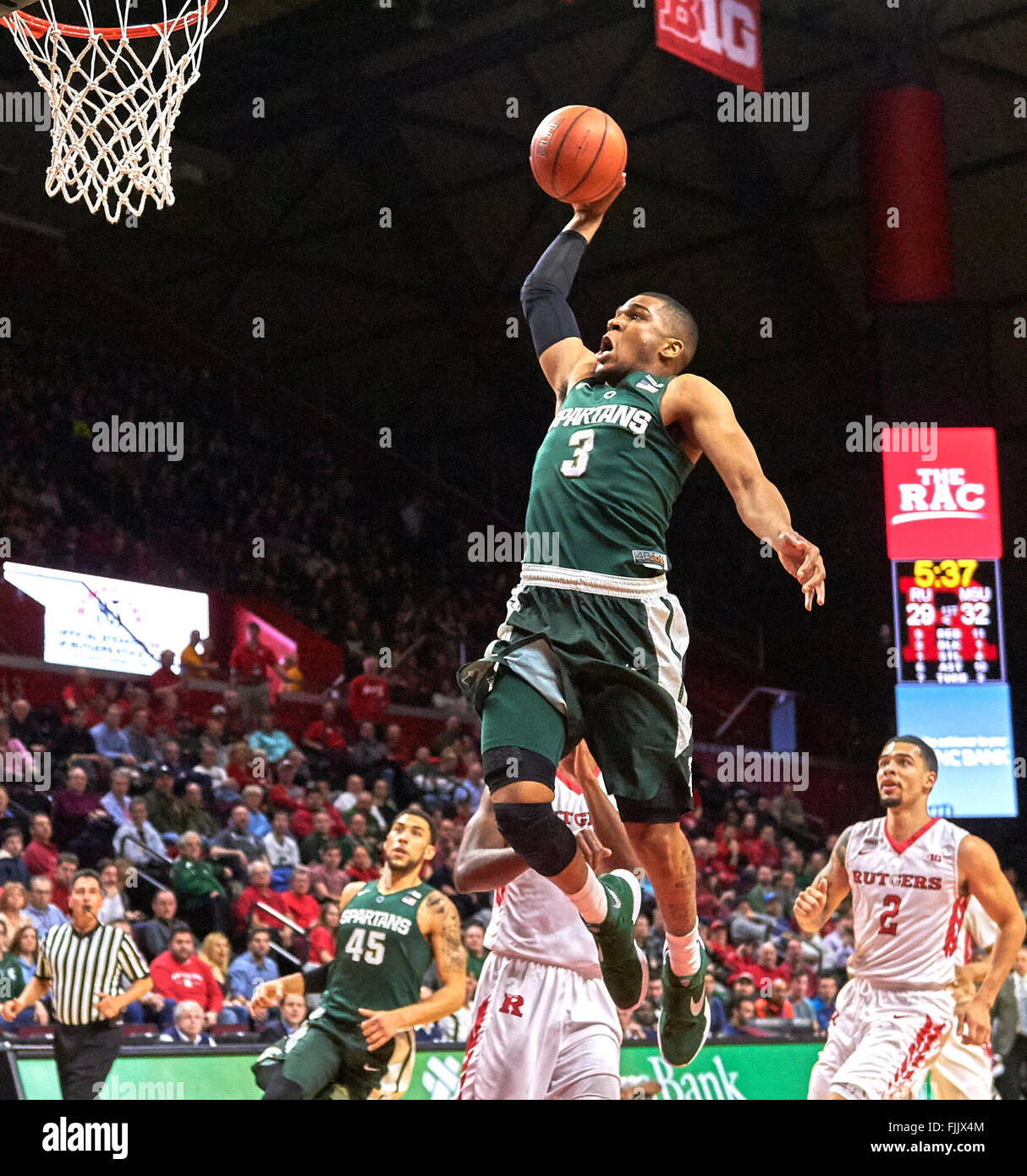 Piscataway, New Jersey, USA. 2e Mar, 2016. L'avant garde centre Rutgers () Michigan's guard Alvin Ellis III (3) dunks dans la première moitié au cours de l'action de basket-ball de NCAA entre les Michigan State Spartans et le Rutgers Scarlet Knights à la Rutgers Athletic Center à New Brunswick, New Jersey. © csm/Alamy Live News Banque D'Images