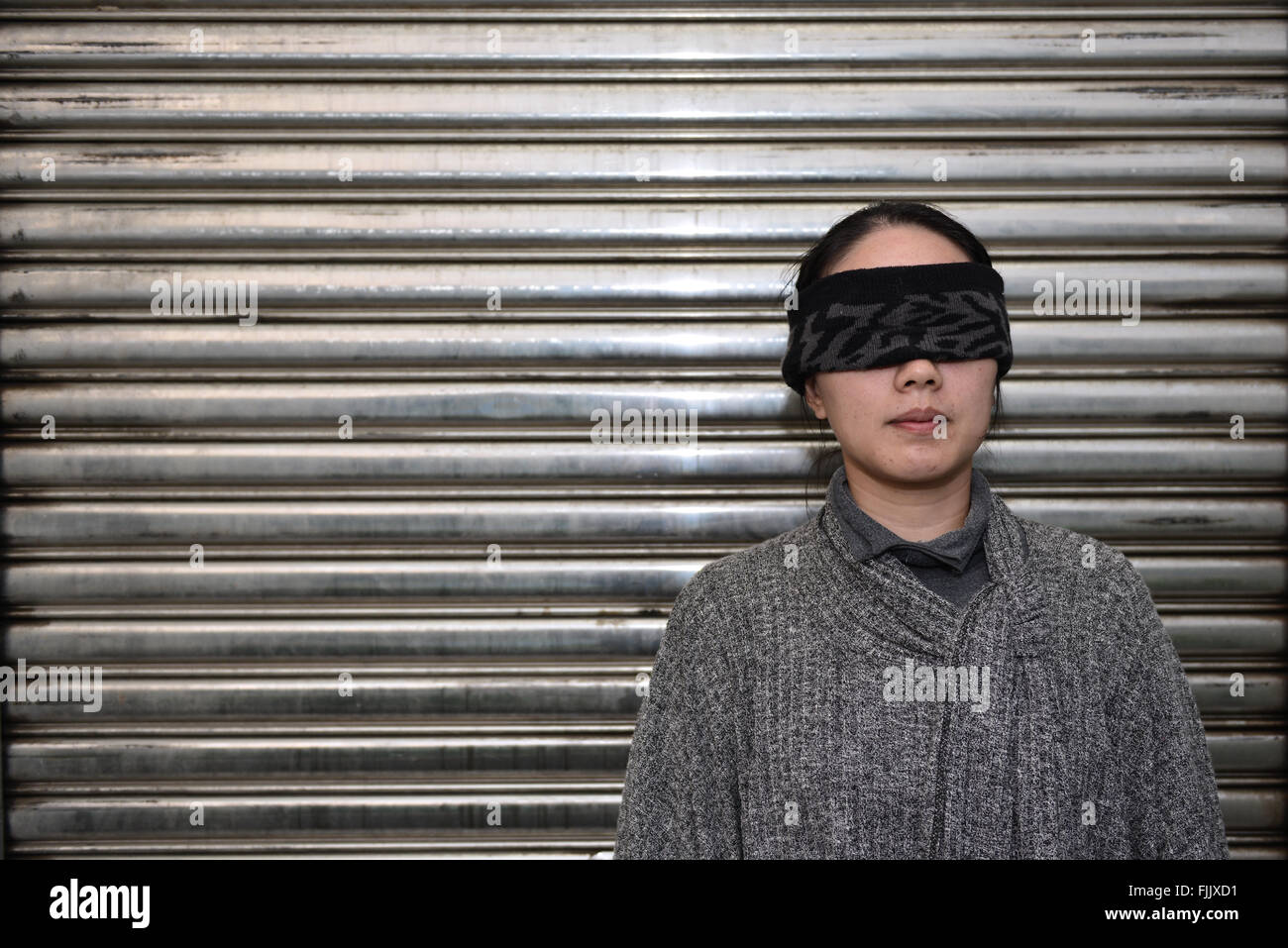 Femme les yeux bandés Banque D'Images