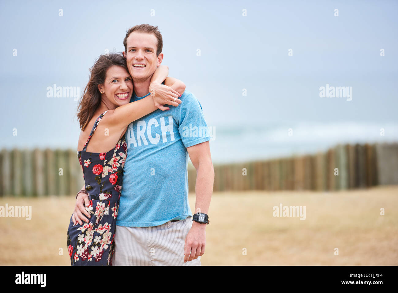 Soeur Montrant L Amour Pour Son Frere Avec Un Gros Calin Photo Stock Alamy
