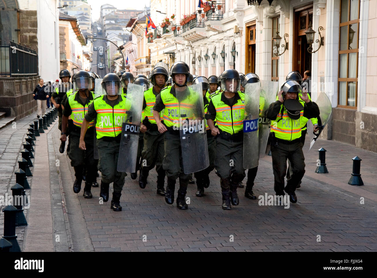 La police anti-émeute sur charge à Quito, Equateur Banque D'Images