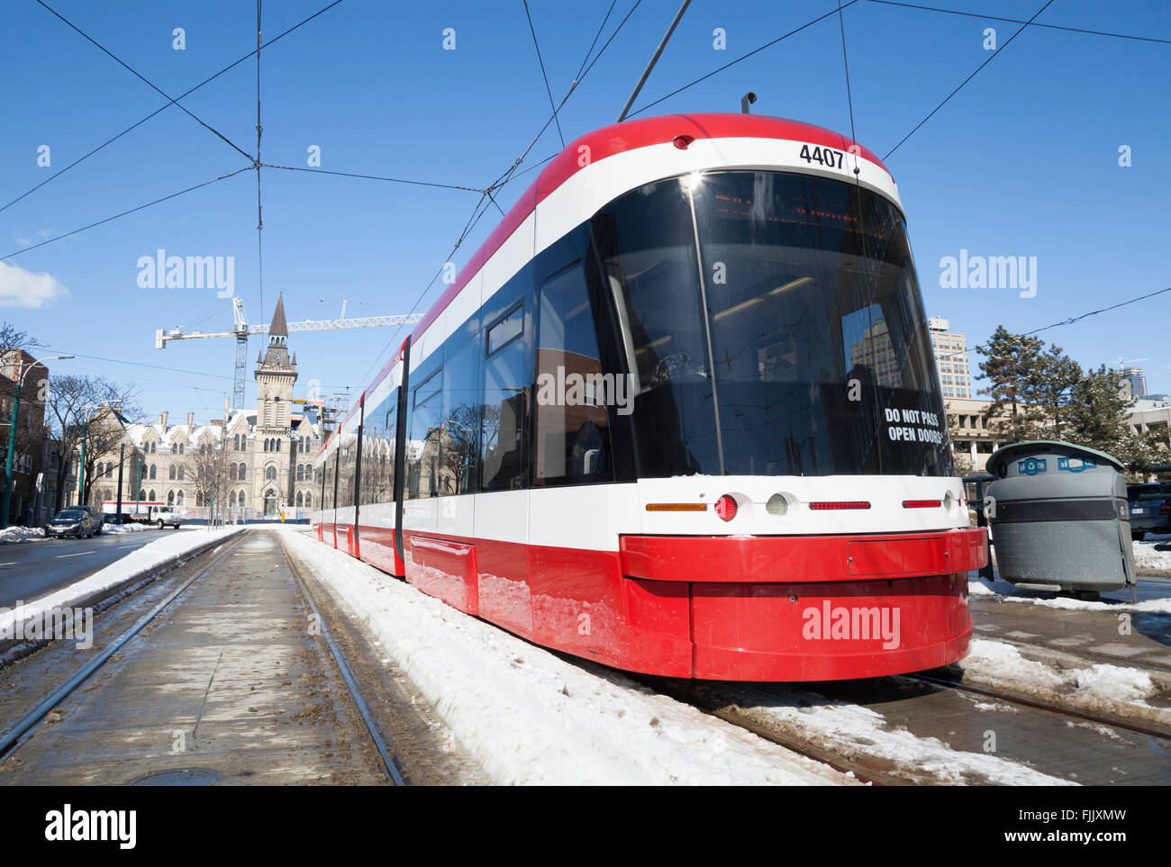 Rue voiture de la Toronto Transit Commission passe par le centre-ville de Toronto dans la neige Banque D'Images