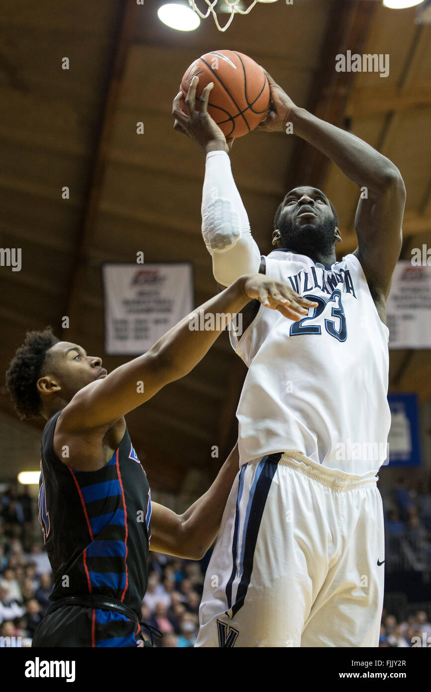 Villanova, Pennsylvania, USA. 1er mars 2016. Wildcats Villanova Daniel Ochefu avant (23) monte pour la tourné comme il est souillée par DePaul Blue Demons guard Eli Cain (11) au cours de la jeu de basket-ball de NCAA entre le bleu DePaul démons et les Wildcats de Villanova au pavillon de Villanova, en Pennsylvanie. Les Wildcats de Villanova a gagné 83-62. Christopher Szagola/CSM/Alamy Live News Banque D'Images