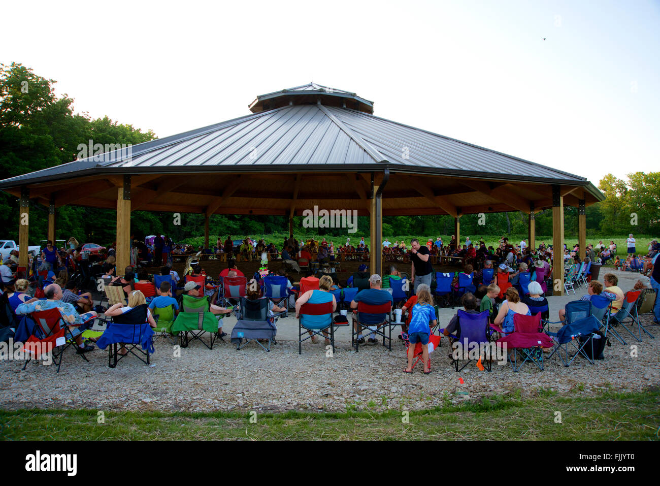 Council Grove, Kansas, USA, 20 juin, 2015 La Nation Kaw, aussi appelé le Kanza, American Indian tribe organise son premier pow-wow officiel dans 142 ans sur ses propres terres près de Council Grove, Kansas. Les Indiens de Kaw avait réclamé une partie de territoire qui couvrait le Kansas, le Nebraska et l'Iowa, mais dès le milieu du xixe siècle, il a été contraint à ce qui est aujourd'hui l'Oklahoma. L'héritage de la tribu et la culture est enracinée dans l'histoire du Kansas. L'État a pris son nom de la tribu, et un guerrier se dresse au sommet du Kaw dôme du State Capitol. Credit : Mark Reinstein Banque D'Images