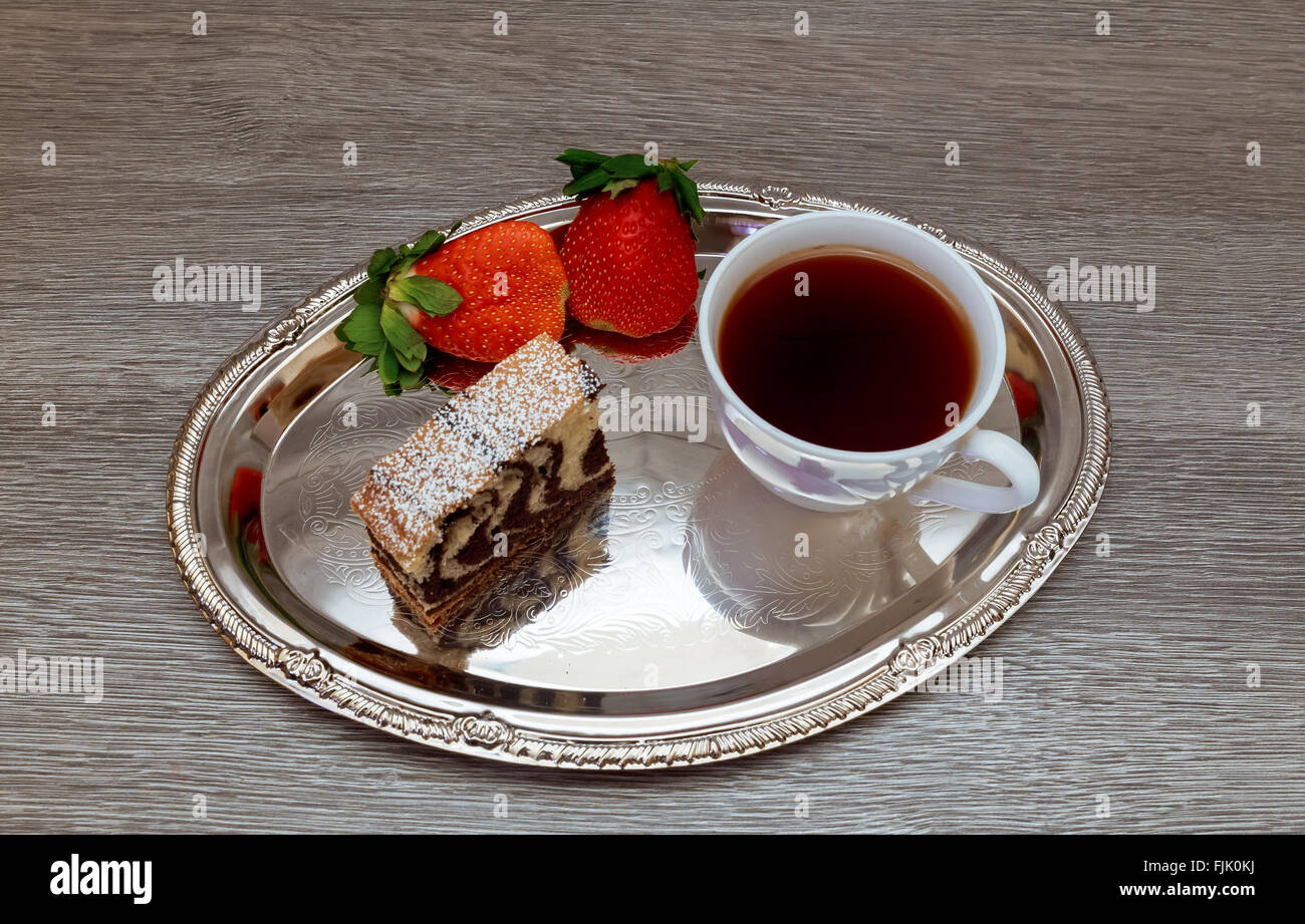 Gâteau aux fraises et du thé vert biologique shortcake Latte Banque D'Images