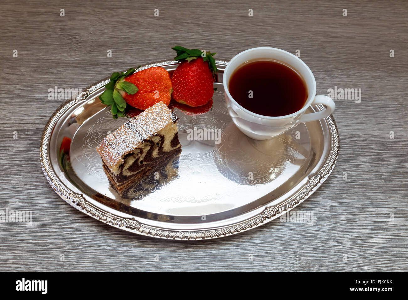 Gâteau aux fraises et du thé vert biologique shortcake Latte Banque D'Images