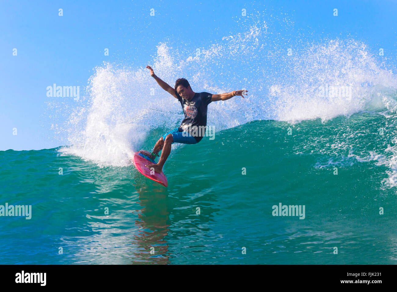 Surfer sur une vague Banque D'Images