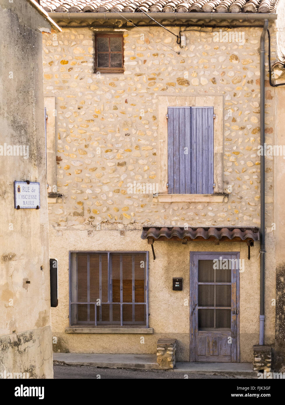 Vieille maison en pierre rustique avec volets peints dans le village historique de Rasteau, Vaucluse, Provence, France. L'architecture locale typique. Banque D'Images
