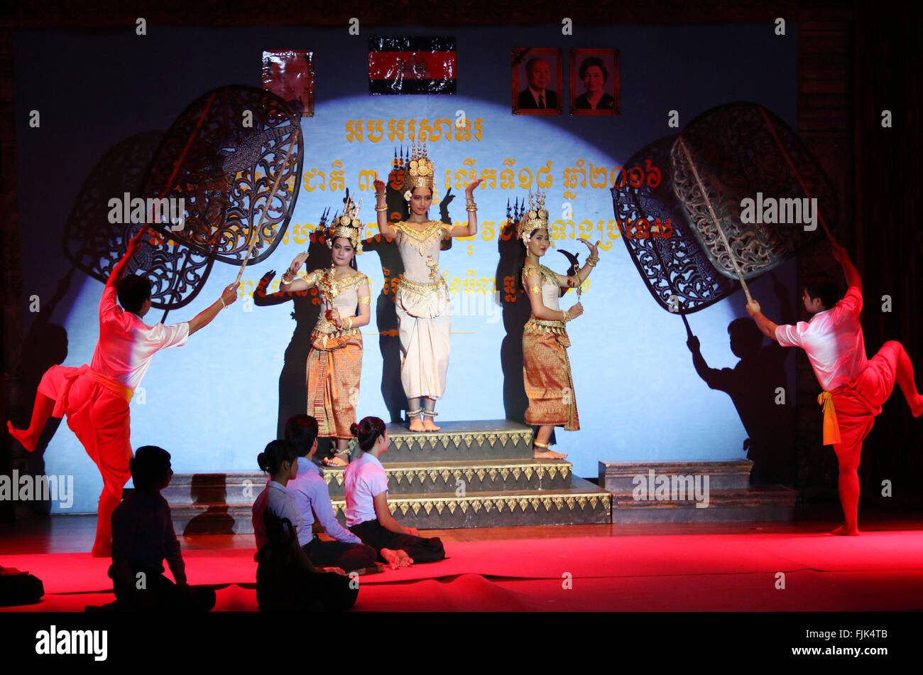 Phnom Penh, Cambodge. 3e Mar, 2016. Les artistes cambodgiens effectuer au cours des célébrations de la Culture Journée à Phnom Penh, Cambodge, 3 mars 2016. Le Cambodge a célébré la 18e Journée nationale de la culture avec le spectacle de musique et danses traditionnelles, jeudi. © Sovannara/Xinhua/Alamy Live News Banque D'Images