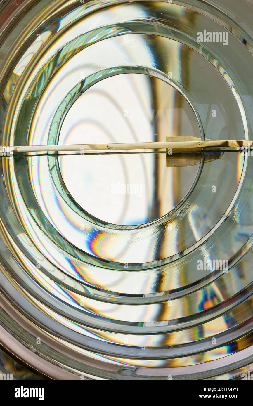 Détail d'une lentille de Fresnel de au phare de Cabo da Roca, au Portugal. La lentille de verre poli grossit une 3000 watts. Banque D'Images