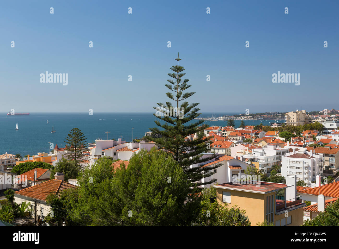 Vue sur l'Océan Atlantique sur les toits de tuile rouge, dans le quartier ville côtière d'Estoril, Portugal, connue comme la Riviera portugaise Banque D'Images