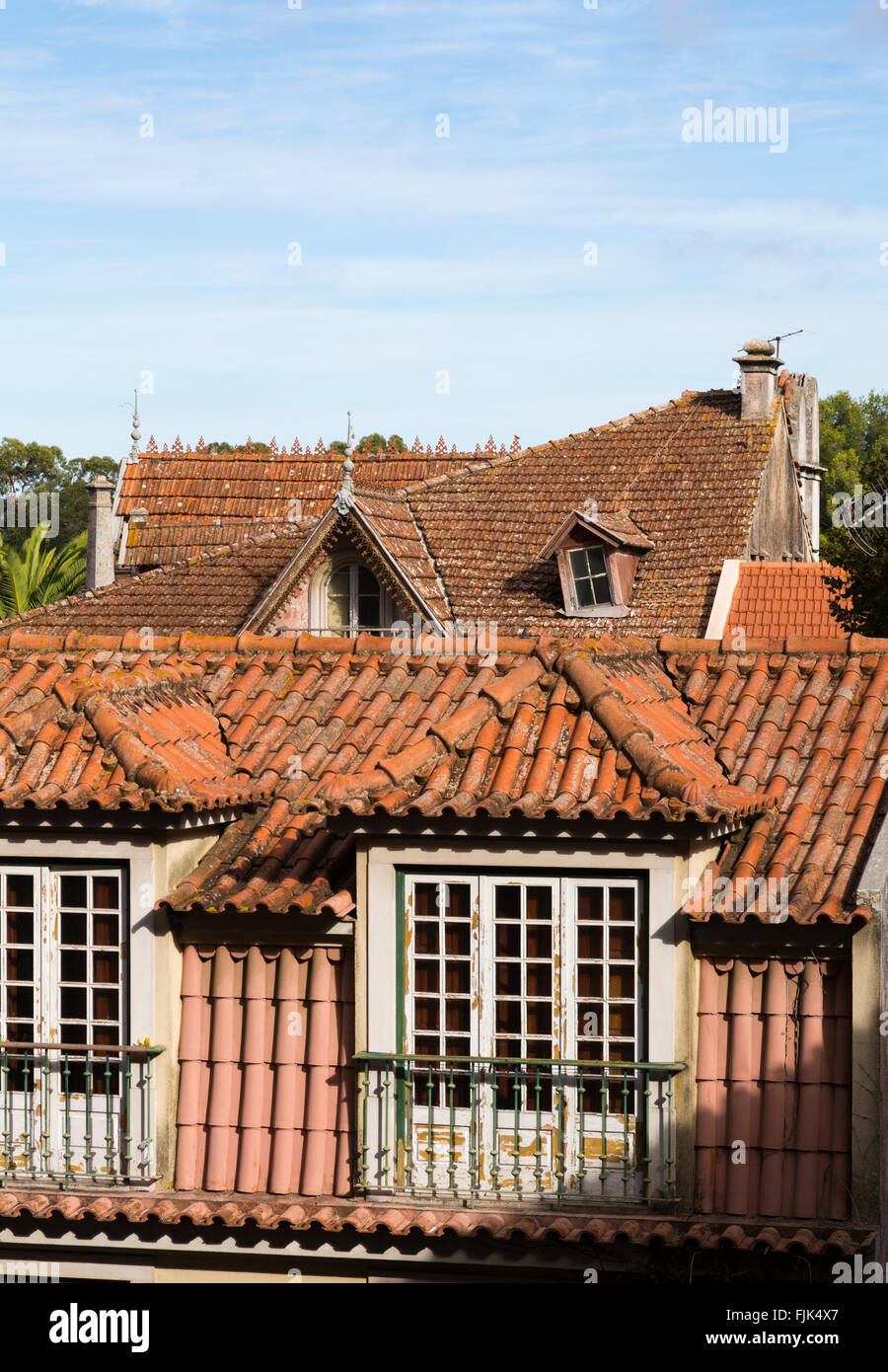 Vieux toits de tuiles rouges typiques à Sintra, Portugal. L'architecture historique local sites de voyage. Banque D'Images