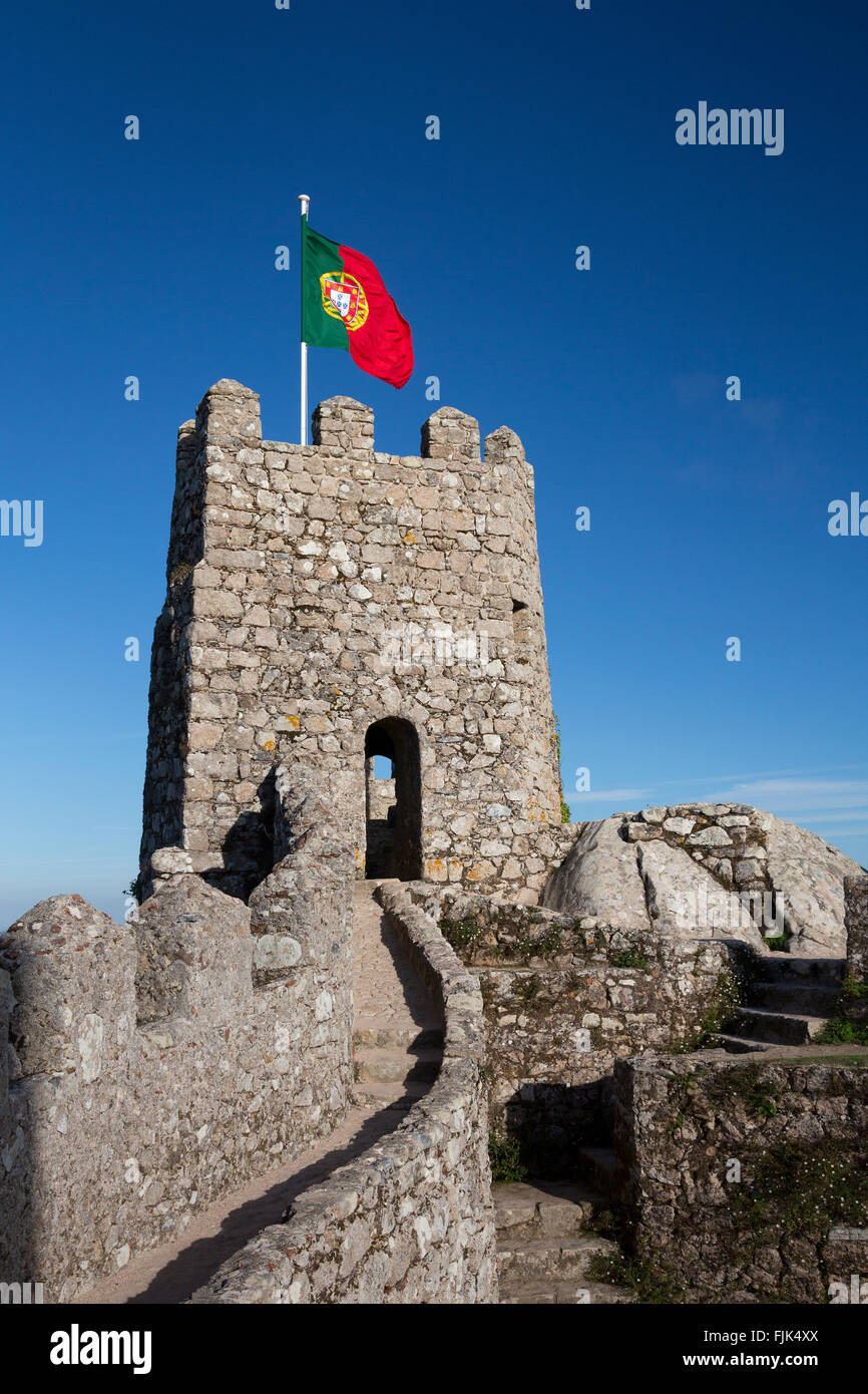 Tour et remparts en pierre médiévale, Château des Maures, Sintra, Portugal Banque D'Images