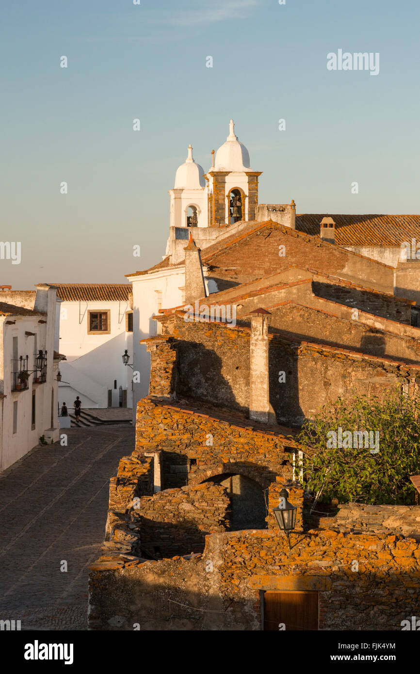 Toits de tuiles rouges et des bâtiments blanchis à la colline de la ville historique de Monsaraz, village de l'Alentejo, Portugal les destinations de voyage Banque D'Images