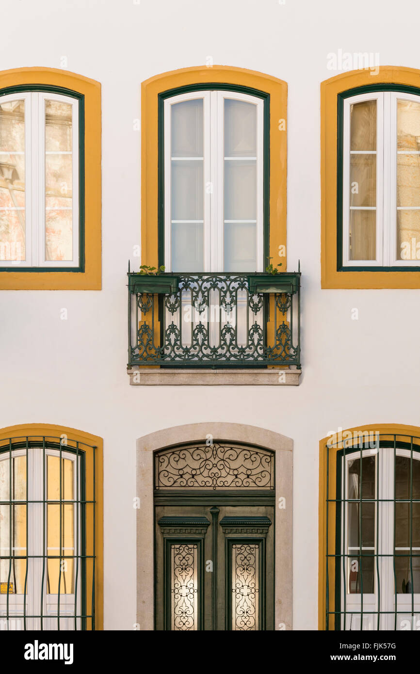 Détail des fenêtres et portes en façade peinte avec fer forgé sur l'extérieur de la maison traditionnelle, Evora, Portugal Banque D'Images