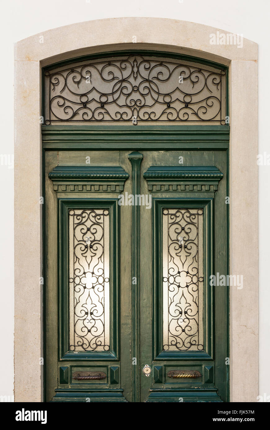 Portes peintes avec des détails en fer forgé dans le style traditionnel de la région de l'Alentejo, Evora, Portugal Banque D'Images
