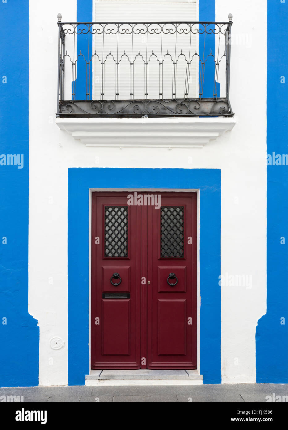 Chambre coloré extérieur accueil portes avant. L'architecture typique de la région de l'Alentejo, Portugal. Banque D'Images