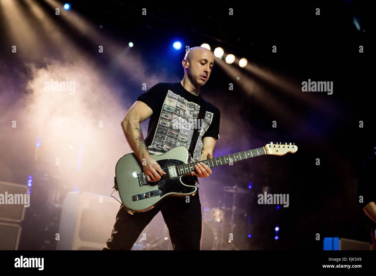 Milan, Italie. 2 mars, 2016. Jeff Stinco du groupe de rock canadien-français effectue Simple Plan dans leur concert à Alcatraz. Credit : PACIFIC PRESS/Alamy Live News Banque D'Images