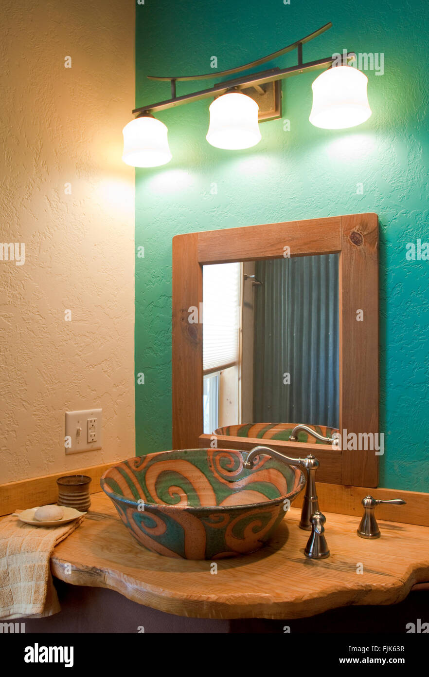Lavabo artisanal en bois rustique, et miroir en acier inoxydable avec  robinet et éclairage de courtoisie dans un esprit créatif Accueil Salle de  bains salle d'eau intérieur Photo Stock - Alamy