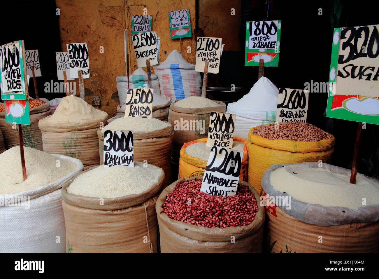 Sacs de grains de riz et le sucre, avec des prix, dans un marché à Kampala, Ouganda Banque D'Images