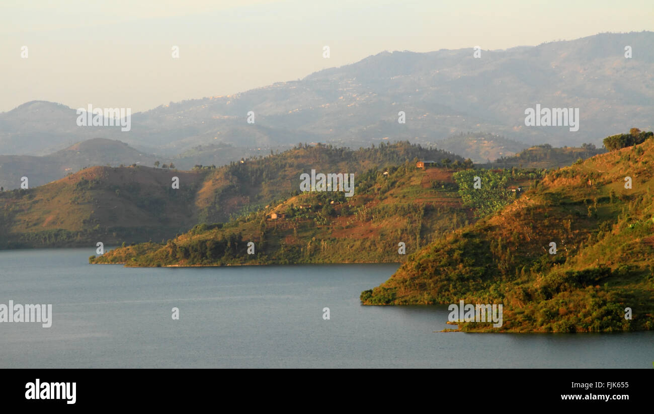 Un ensemble de collines le long des rives du lac Kivu Banque D'Images Un ensemble de collines le long des rives du lac Kivu Banque D'Images