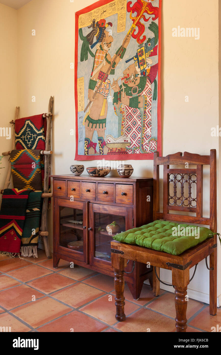 Home intérieur avec des meubles en bois de style sud-ouest américain, saltillo plancher de tuiles et de décor, Tucson, Arizona, United States Banque D'Images