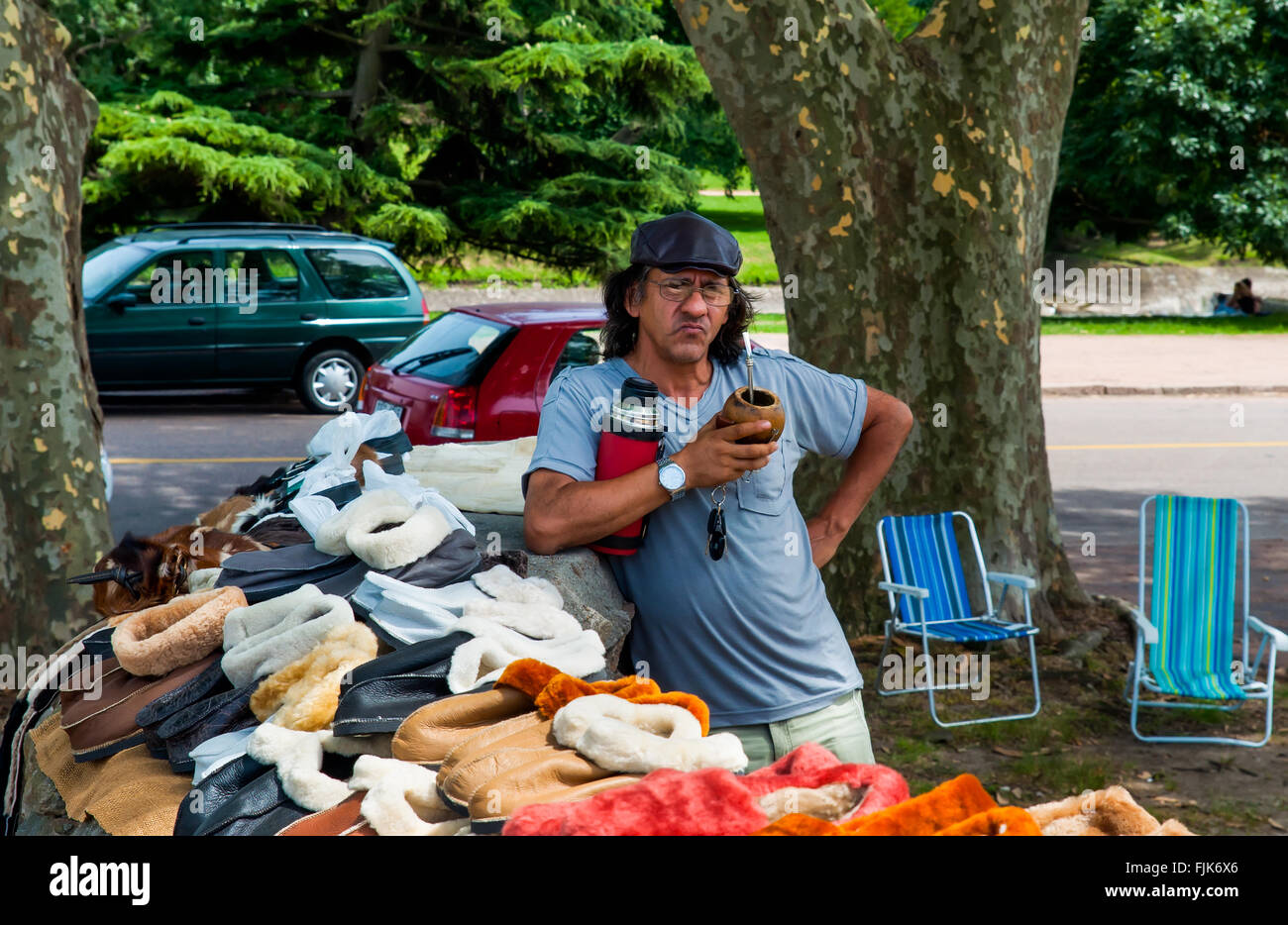 Vendeur de rue, la vente de chaussons et boire thé mate à Montevideo, Uruguay. Banque D'Images